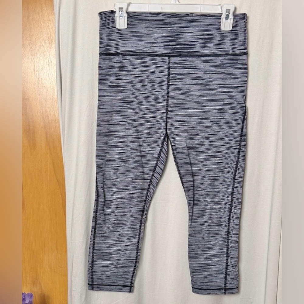 Athleta Ultimate Linear Lines Capri Leggings Size… - image 2